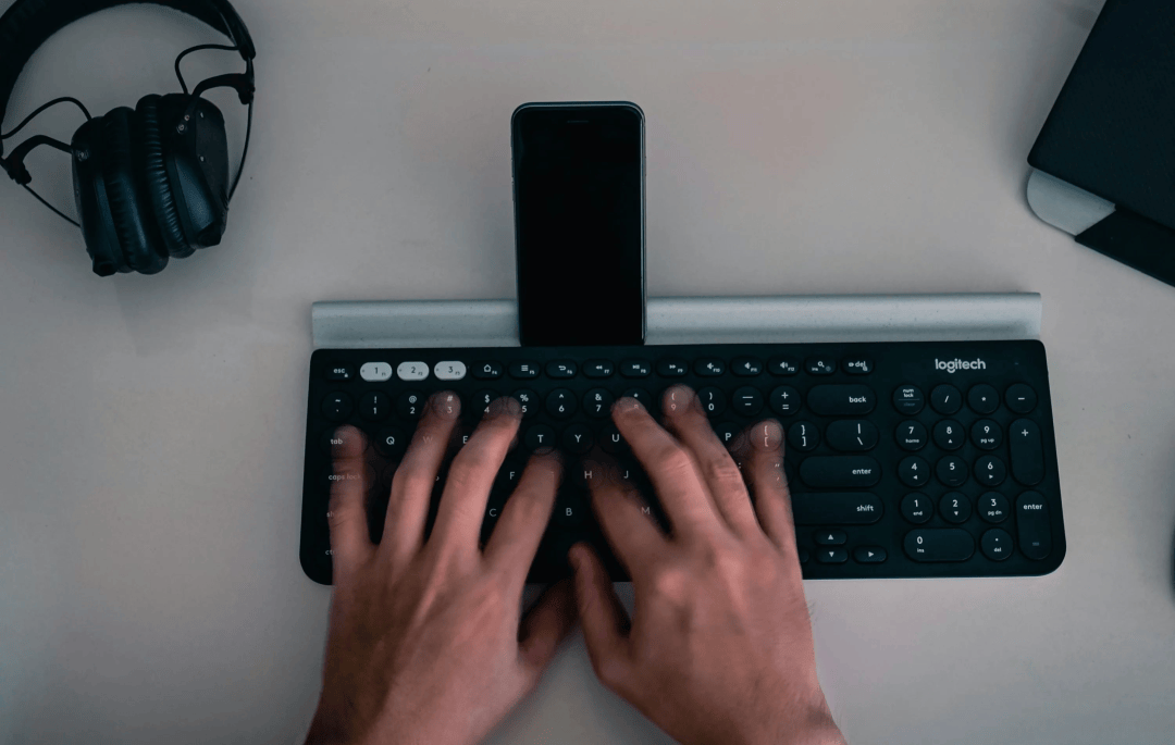 上键盘的年轻人图什么新葡京娱乐给手机配(图3)